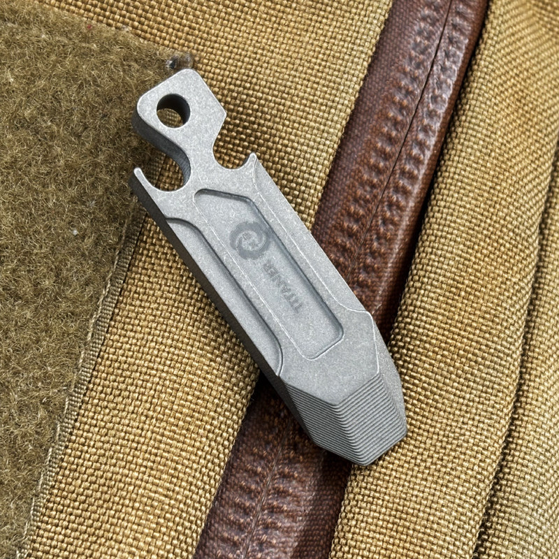 Keychain Multi Tool - Ferramenta Multifuncional Portátil EDC de Titânio